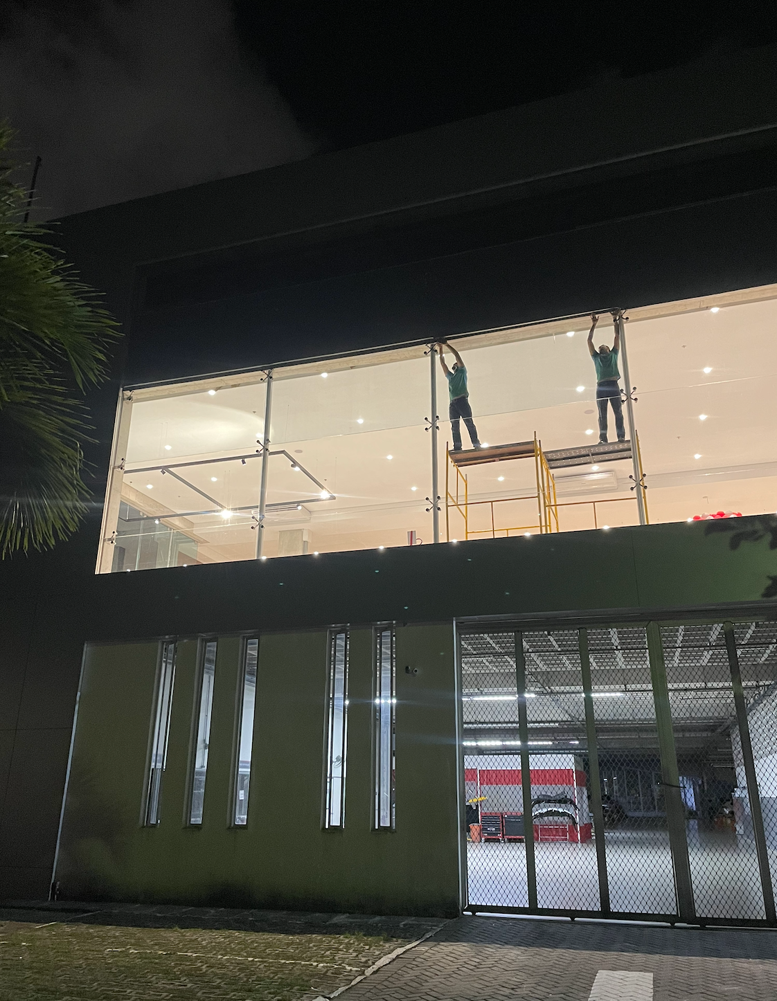 Aplicação corporativa do Nanolux em fachada envidraçada