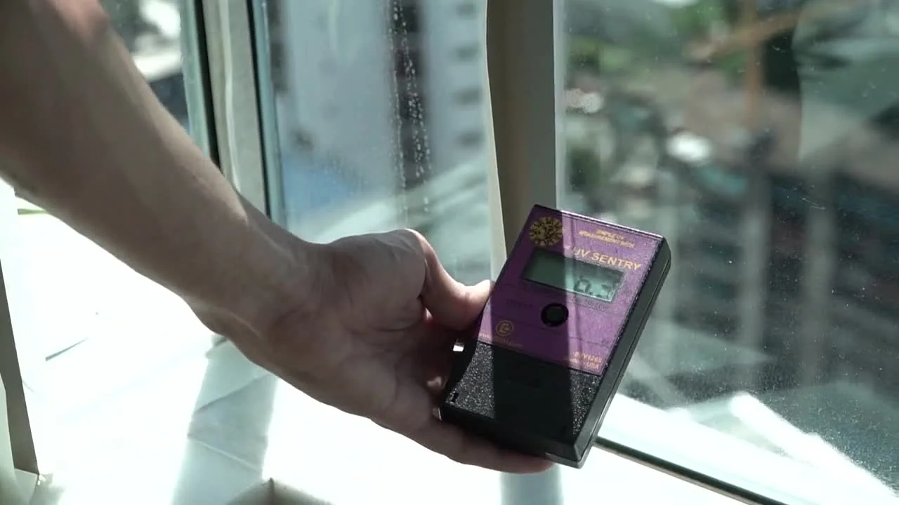 Medição técnica de proteção contra raios UV em vidro tratado com Nanolux